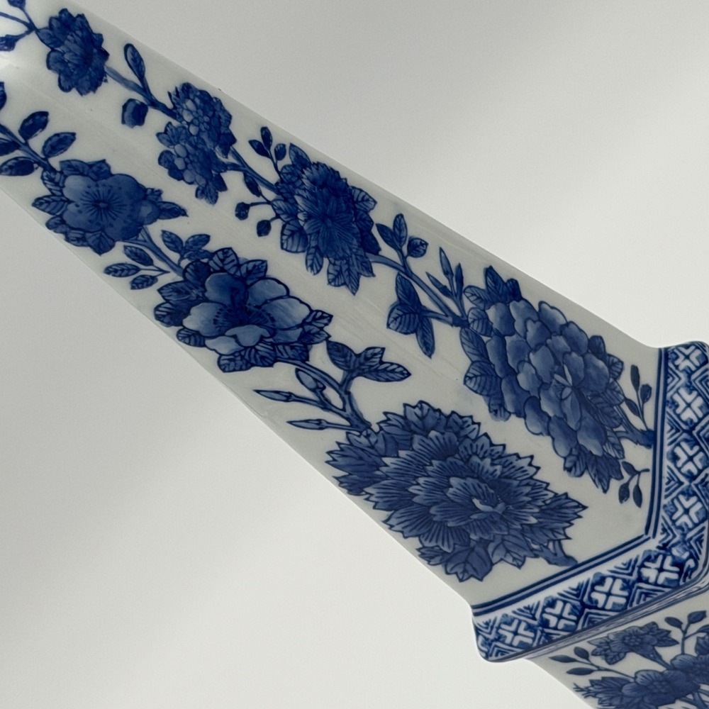 Vintage Blue and White Porcelain Floral Obelisk Chinoiserie Tower 13.5 Inch - Picture 6 of 16